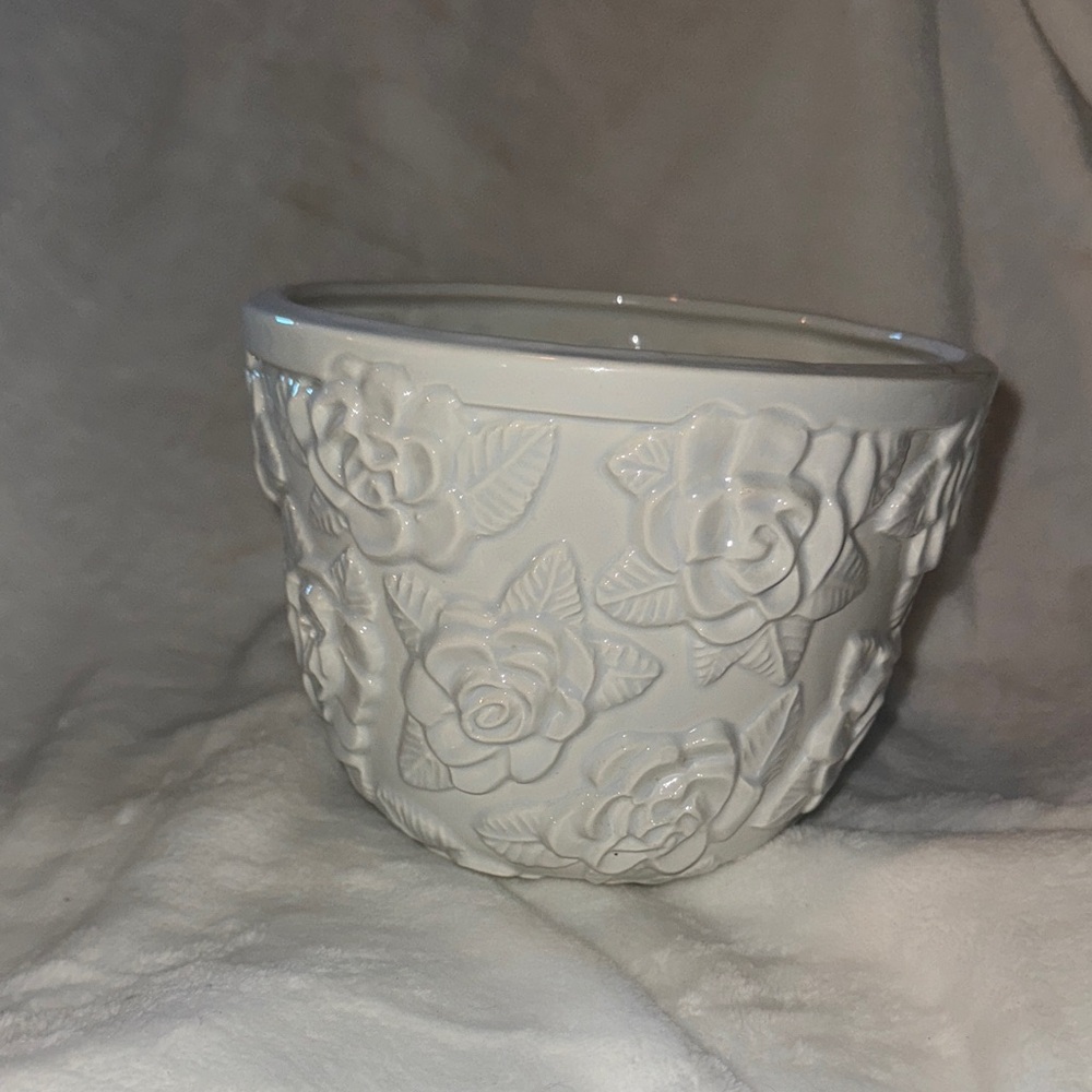 Elegant Harry & David White Embossed Rose Ceramic Planter/Vase